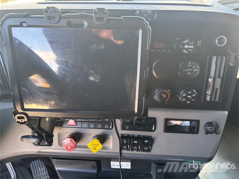 Freightliner Cascadia 126 6x4 T/A Sleeper Truck Tractor Sattelzugmaschinen