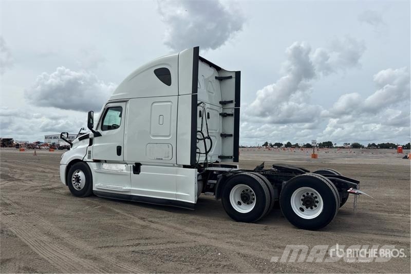 Freightliner Cascadia 126 6x4 T/A Sleeper Truck Tractor Naudoti vilkikai