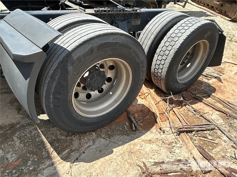 Freightliner Cascadia 126 6x4 T/A Sleeper Truck Tractor (Inoper Vilcēji