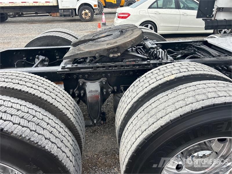 Freightliner Cascadia 126 6x4 T/A Sleeper Truck Tractor Vilcēji