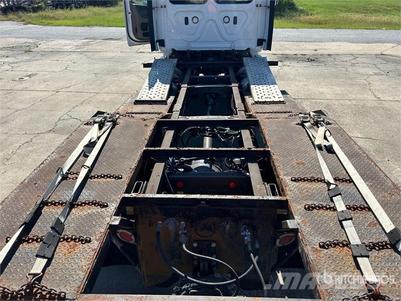Freightliner Cascadia 113 4x2 Car Carrier Truck Trasportatore per veicoli