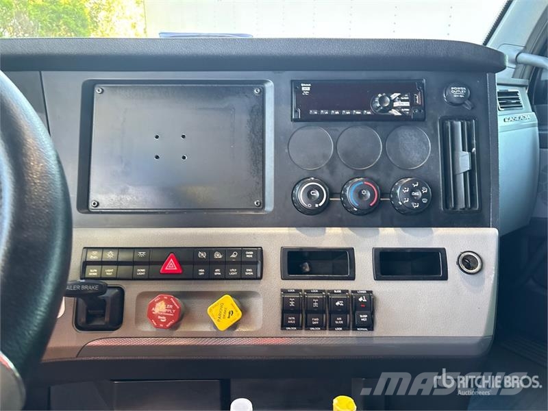 Freightliner Cascadia 126 6x4 T/A Sleeper Truck Tractor Vilcēji