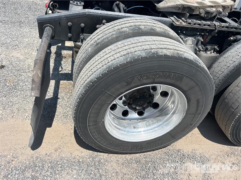 Freightliner Cascadia 126 6x4 T/A Sleeper Truck Tractor وحدات الجر