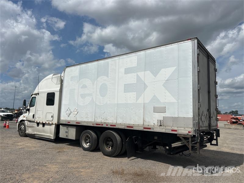 Freightliner CASCADIA 113 6x2 Sleeper Refrigerated Truck Hűtős