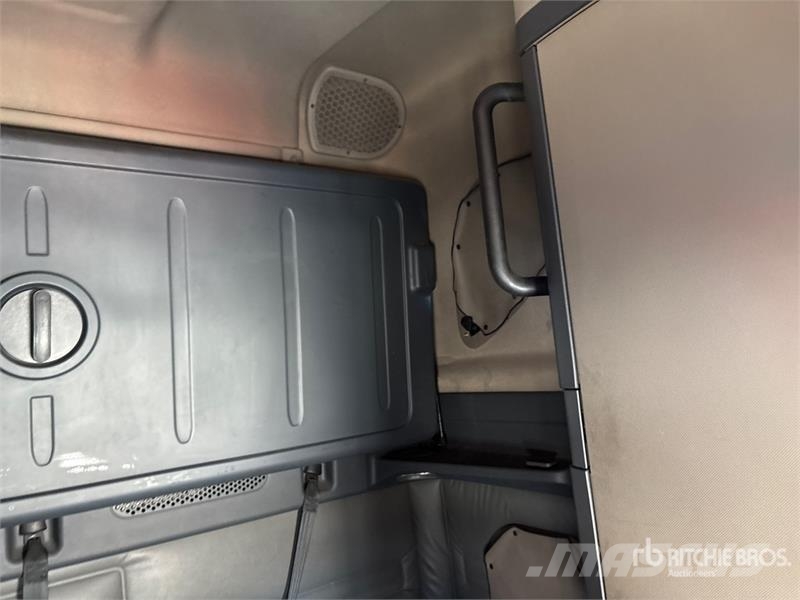 Freightliner Cascadia 125 6x4 T/A Sleeper Truck Tractor Тягачі