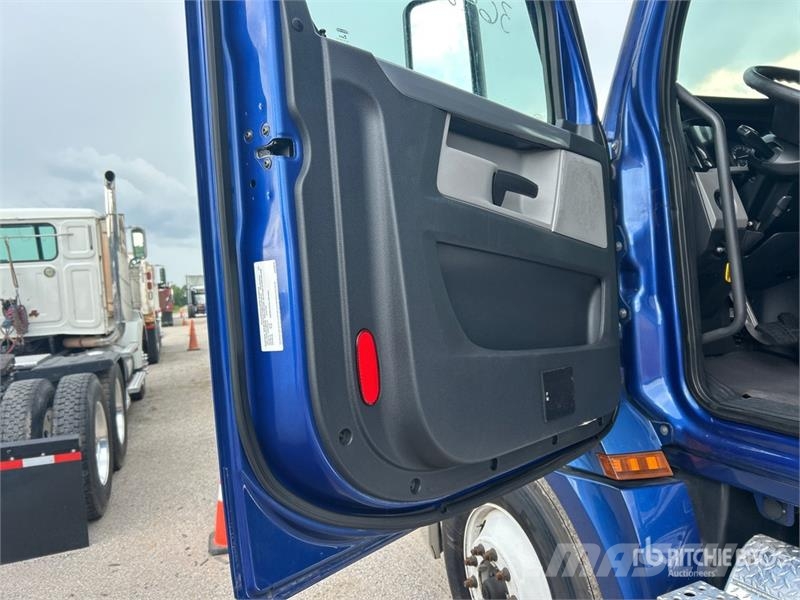 Freightliner Cascadia 126 6x4 T/A Sleeper Truck Tractor Tractor Units