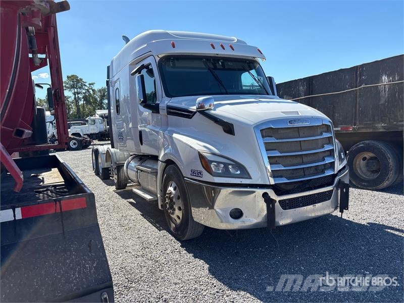Freightliner Cascadia 126 8x4 Tri/A Sleeper Truck Tractor (Inop Tegljači