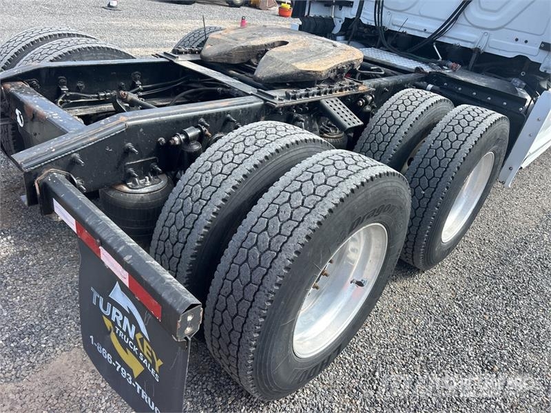 Freightliner Cascadia 125 6x4 T/A Sleeper Truck Tractor Tegljači
