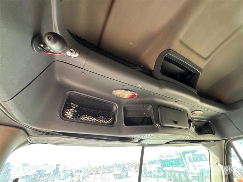 Freightliner Cascadia 125 6x4 T/A Sleeper Truck Tractor 中古トラクターヘッド | トレーラーヘッド