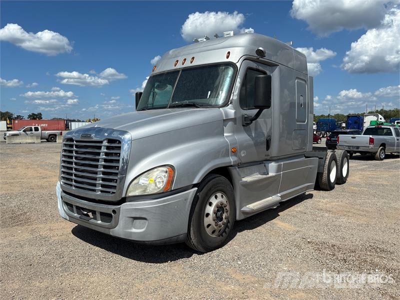 Freightliner Cascadia 125 6x4 T/A Sleeper Truck Tractor 中古トラクターヘッド | トレーラーヘッド