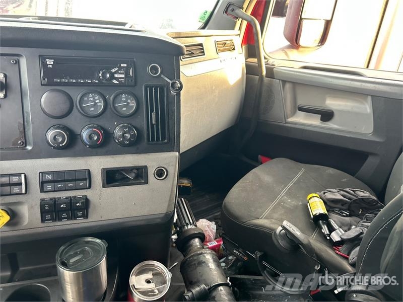 Freightliner Cascadia 6x4 T/A Sleeper Truck Tractor (Inoperable Trekkvogner