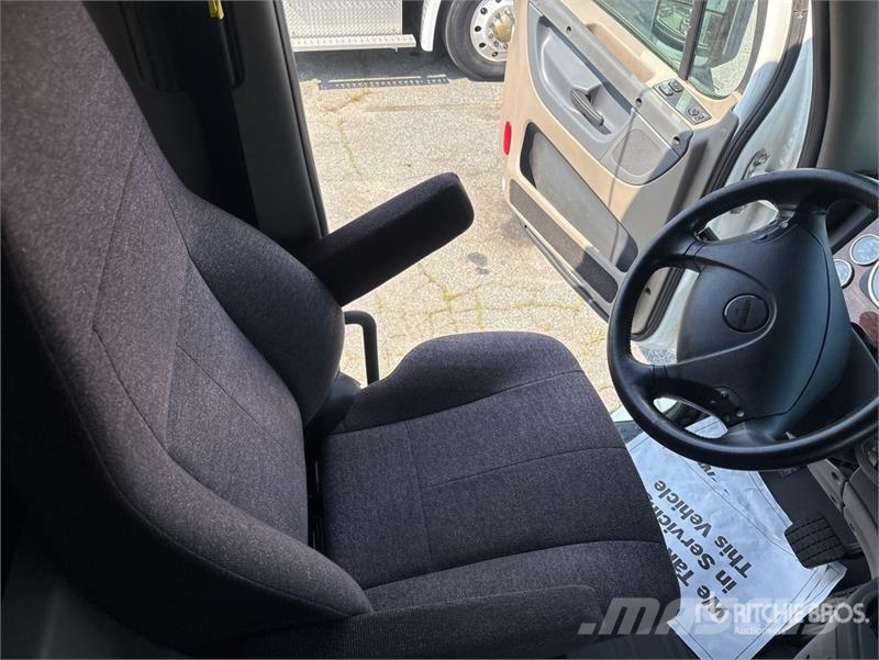 Freightliner Cascadia 113 Camiones portavehículos