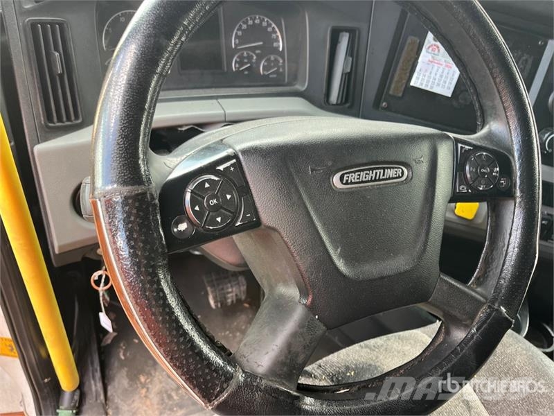 Freightliner Cascadia 126 6x4 T/A Sleeper Truck Tractor (Inoper Тягачі