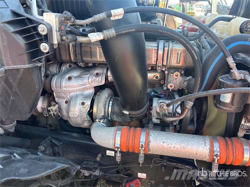 Freightliner Cascadia 126 6x4 T/A Sleeper Truck Tractor Тягачі