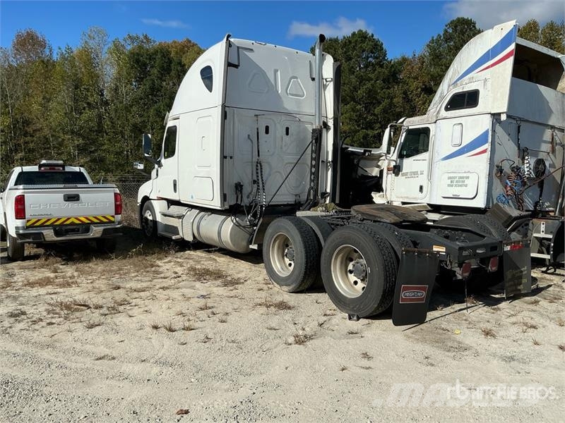 Freightliner Cascadia 126 6x4 T/A Sleeper Truck Tractor (Inoper Vetopöytäautot