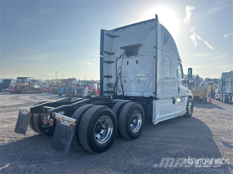 Freightliner Cascadia 125 6x4 T/A Sleeper Truck Tractor Седельные тягачи