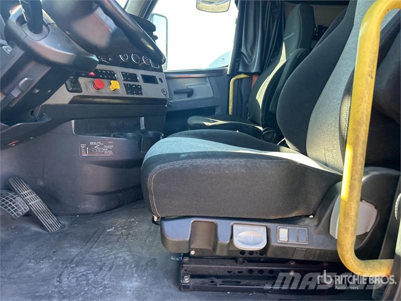 Freightliner Cascadia 126 6x4 T/A Sleeper Truck Tractor Tegljači