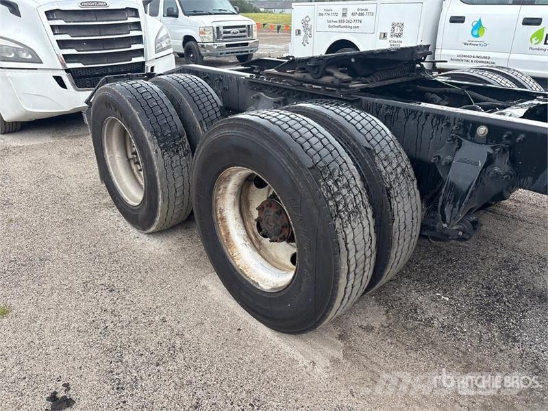 Freightliner Cascadia 125 6x4 T/A Sleeper Truck Tractor Vilcēji