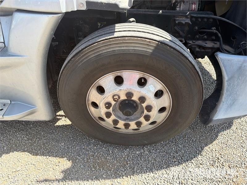 Freightliner Cascadia 125 6x4 T/A Sleeper Truck Tractor 中古トラクターヘッド | トレーラーヘッド