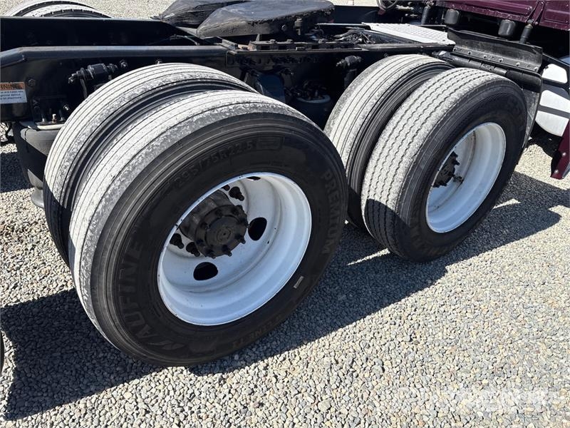 Freightliner Cascadia 125 6x4 T/A Sleeper Truck Tractor Тягачі