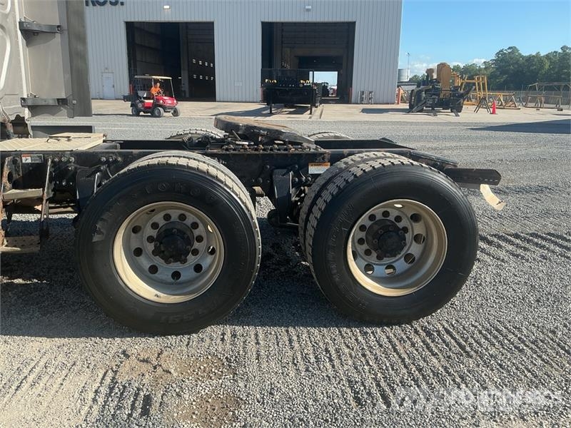 Freightliner Cascadia 125 6x4 T/A Sleeper Truck Tractor 中古トラクターヘッド | トレーラーヘッド