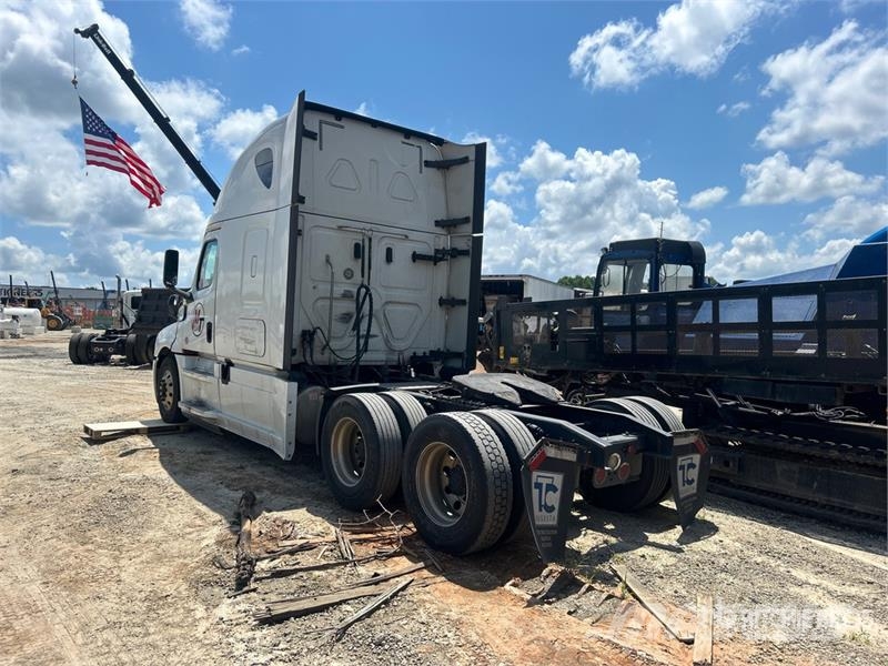 Freightliner Cascadia 126 6x4 T/A Sleeper Truck Tractor (Inoper Vilcēji