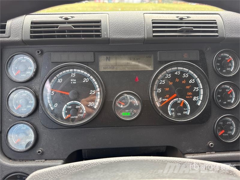 Freightliner Cascadia 125 6x4 T/A Sleeper Truck Tractor Vlačilci