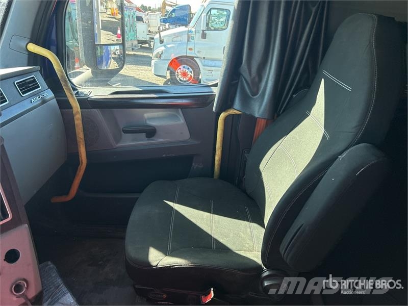 Freightliner Cascadia 126 6x4 T/A Sleeper Truck Tractor Tegljači