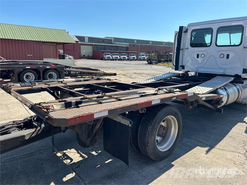 Freightliner Cascadia 113 4x2 Car Carrier Truck Trasportatore per veicoli