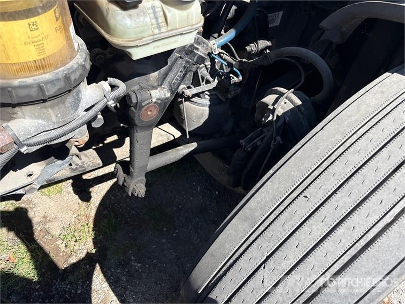 Freightliner Cascadia 125 6x4 T/A Sleeper Truck Tractor (Inoper Trekkvogner