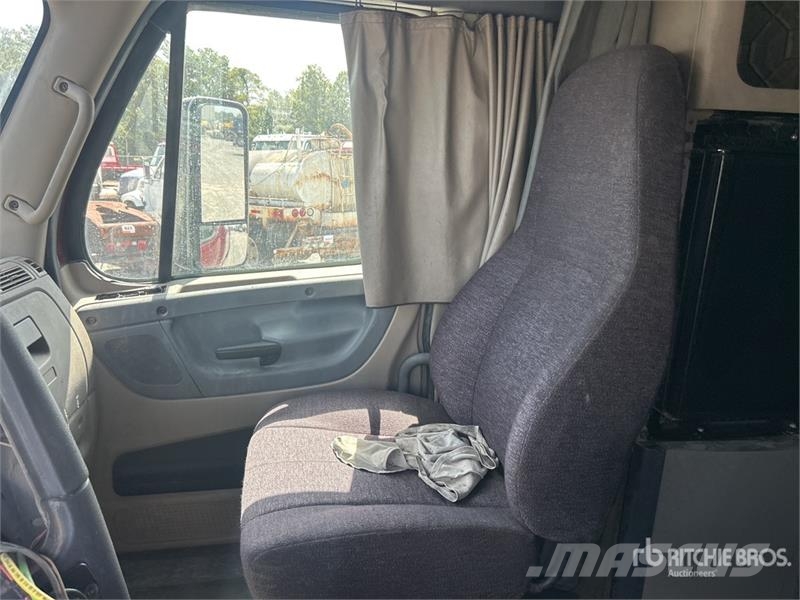 Freightliner Cascadia 125 6x4 T/A Sleeper Truck Tractor (Inoper Sattelzugmaschinen