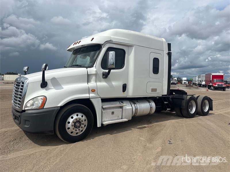 Freightliner Cascadia 125 6x4 T/A Sleeper Truck Tractor Tegljači