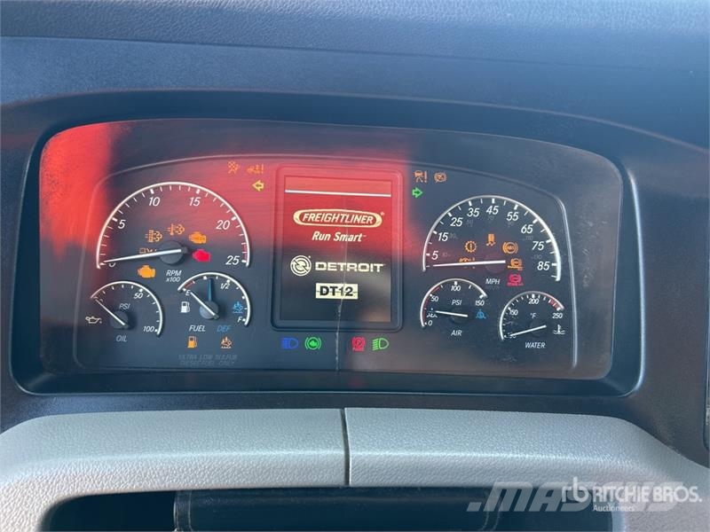 Freightliner Cascadia 126 6x4 T/A Sleeper Truck Tractor Trekkers