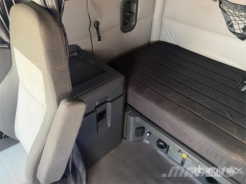 Freightliner Cascadia 126 6x4 T/A Sleeper Truck Tractor Седельные тягачи