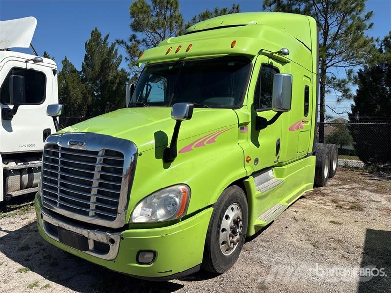 Freightliner Cascadia 125 6x4 T/A Sleeper Truck Tractor (Inoper Trekkvogner
