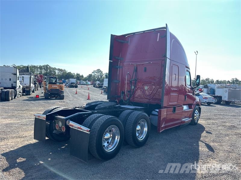 Freightliner Cascadia 126 6x4 T/A Sleeper Truck Tractor Trekkers