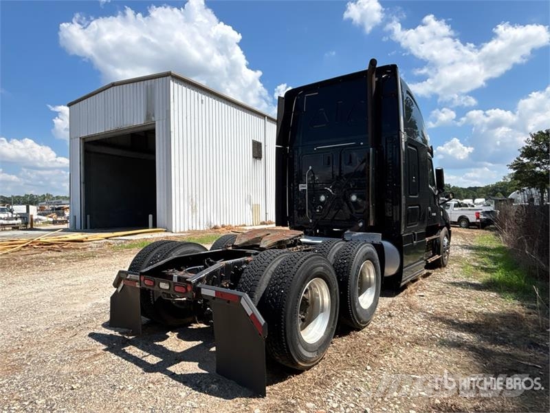 Freightliner Cascadia 126 6x4 T/A Sleeper Truck Tractor (Inoper Седельные тягачи