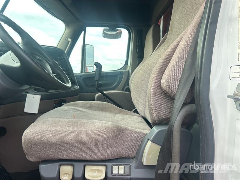 Freightliner Cascadia 113 Грузовики-Самосвалы