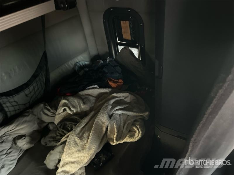 Freightliner Cascadia 6x4 T/A Sleeper Truck Tractor (Inoperable Trekkvogner