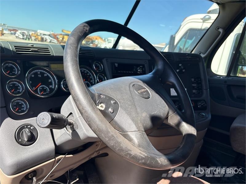 Freightliner Cascadia 125 6x4 T/A Sleeper Truck Tractor (Inoper Trekkvogner