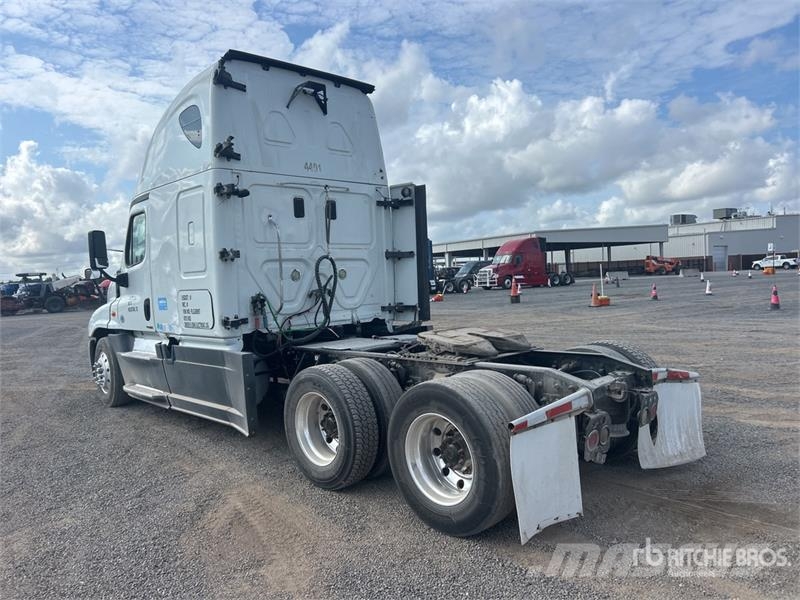 Freightliner Cascadia 125 6x4 T/A Sleeper Truck Tractor Седельные тягачи