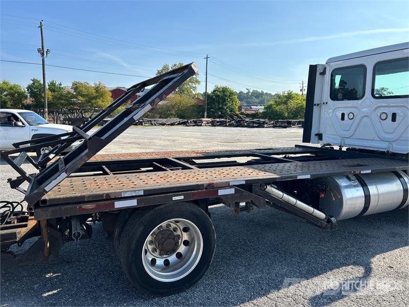 Freightliner Cascadia 113 4x2 Car Carrier Truck Camiones portavehículos