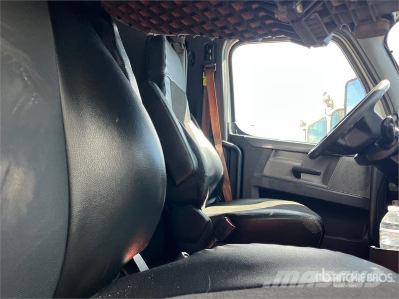 Freightliner Cascadia 126 6x4 T/A Sleeper Truck Tractor Седельные тягачи