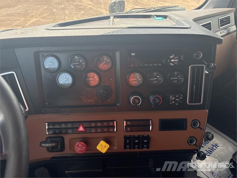Freightliner Cascadia 126 T/A Sleeper Truck Tractor Tractor Units
