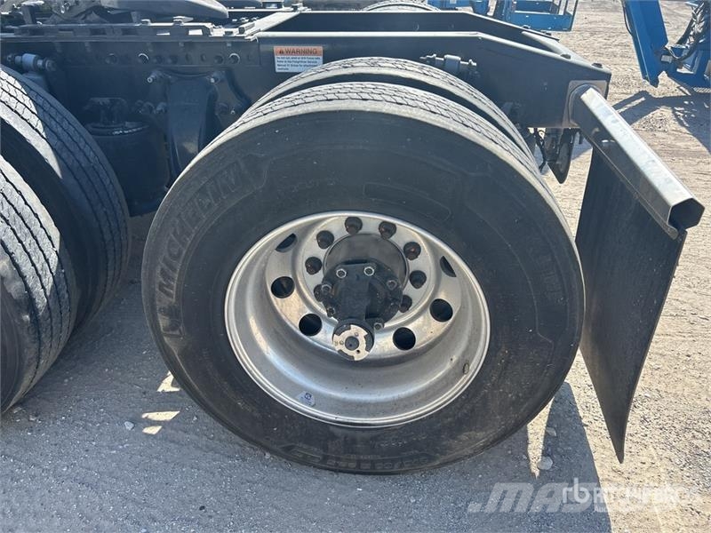Freightliner Cascadia 126 6x4 T/A Sleeper Truck Tractor Tegljači