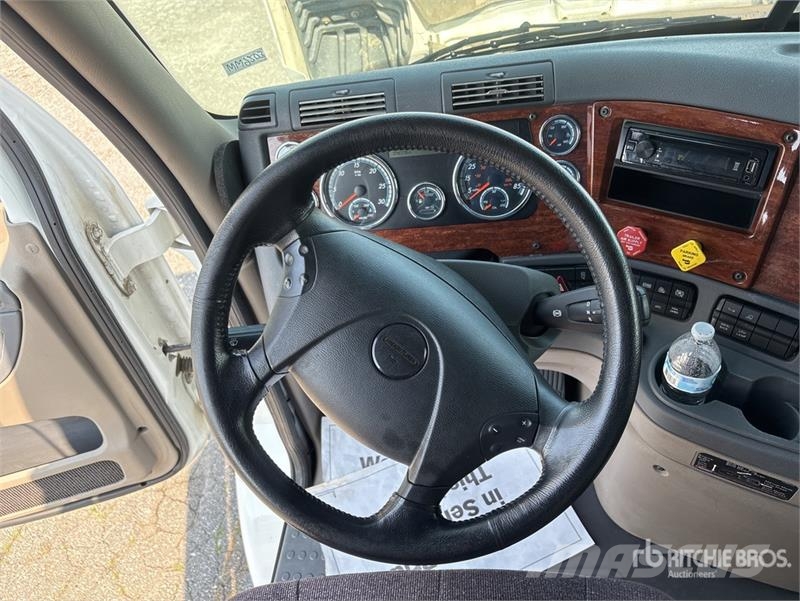 Freightliner Cascadia 113 Camiones portavehículos