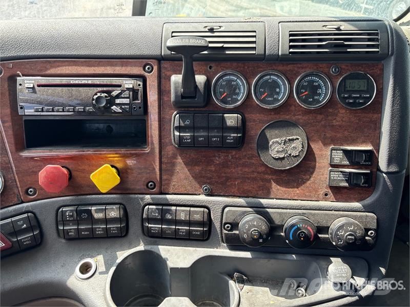 Freightliner Cascadia 125 6x4 T/A Sleeper Truck Tractor 中古トラクターヘッド | トレーラーヘッド