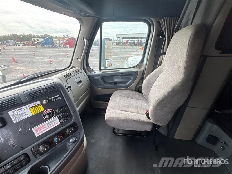 Freightliner Cascadia 125 6x4 T/A Sleeper Truck Tractor Vlačilci