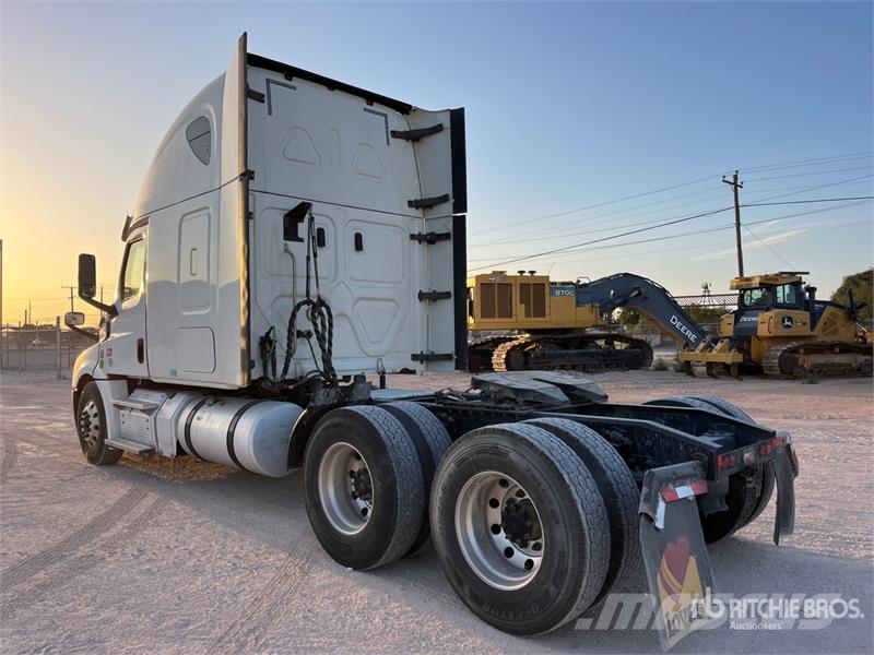 Freightliner Cascadia 126 6x4 T/A Sleeper Truck Tractor Tegljači