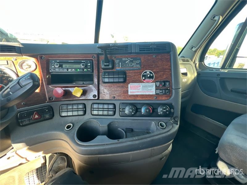 Freightliner Cascadia 6x4 T/A Sleeper Truck Tractor Vlačilci